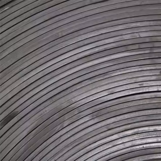 Industriepreis Ölhitzebeständiges flaches Gummiförderband mit rauer Oberseite