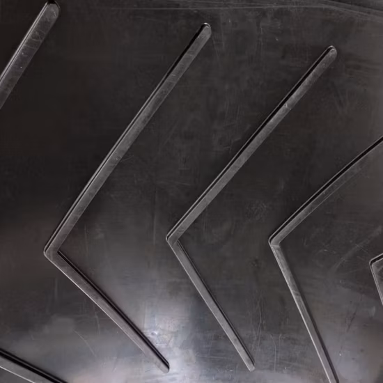 Maßgeschneidertes OEM-Förderband aus industriellem PVC-Canvas/Stahlschnur/Ep/Nylon/Chevron/gewellte Seitenwand/Gewebe/Polyester/Chevron-Gummi-Förderband/kontinentales Förderband